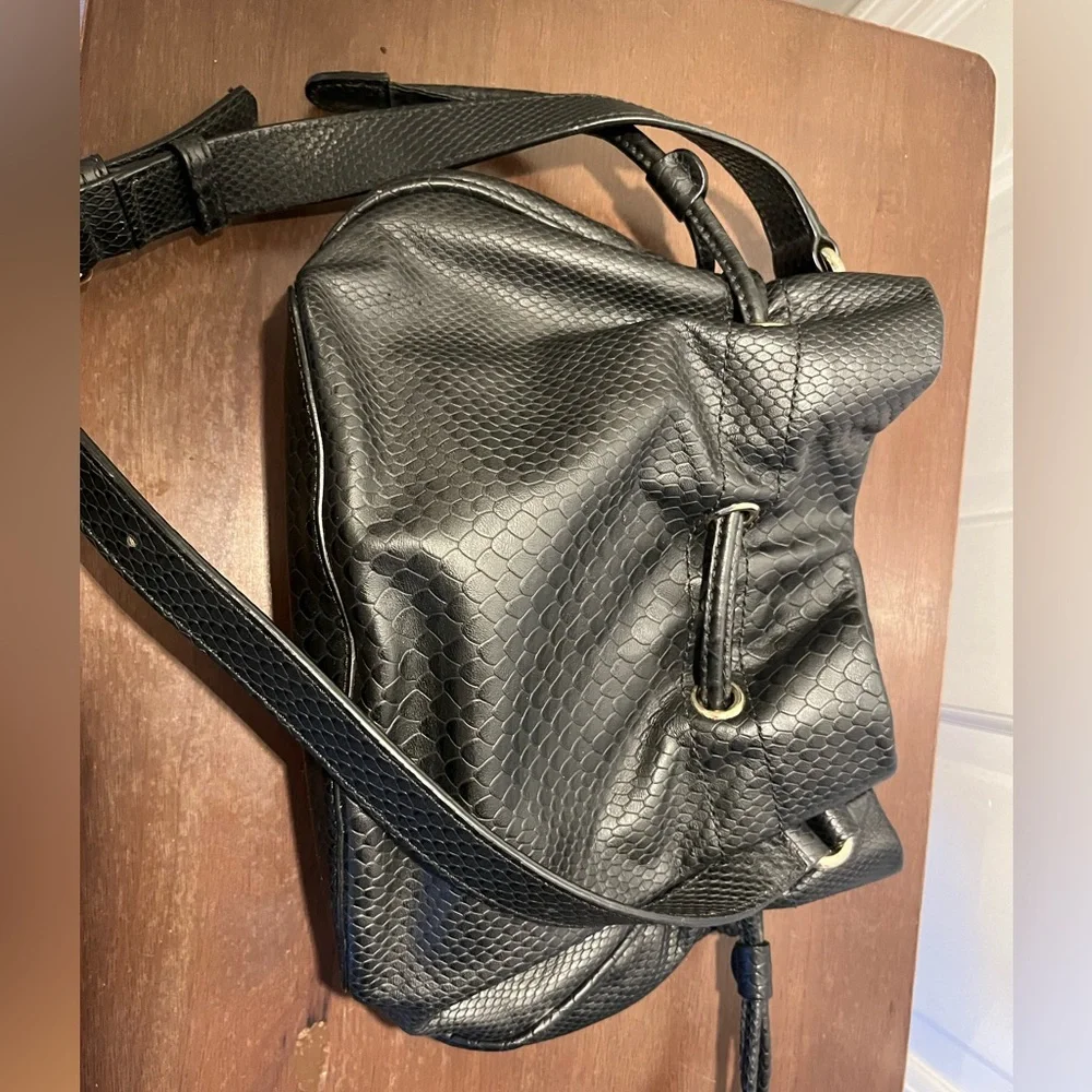 Cole Haan Black Leather Pebbled Leather Drawstring Hobo Shoulder Bucket Bag - Picture 7 of 9